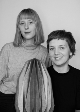 Katharina Scheidig & Kristina Steinhauf mit dem ersten urnfold Prototyp
